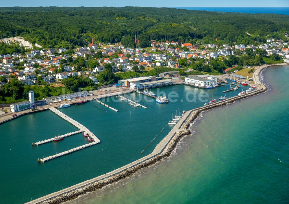 Sassnitz von oben - Hafenanlagen an der Meeres- Küste der Ostsee in Sassnitz im Bundesland Mecklenburg-Vorpommern