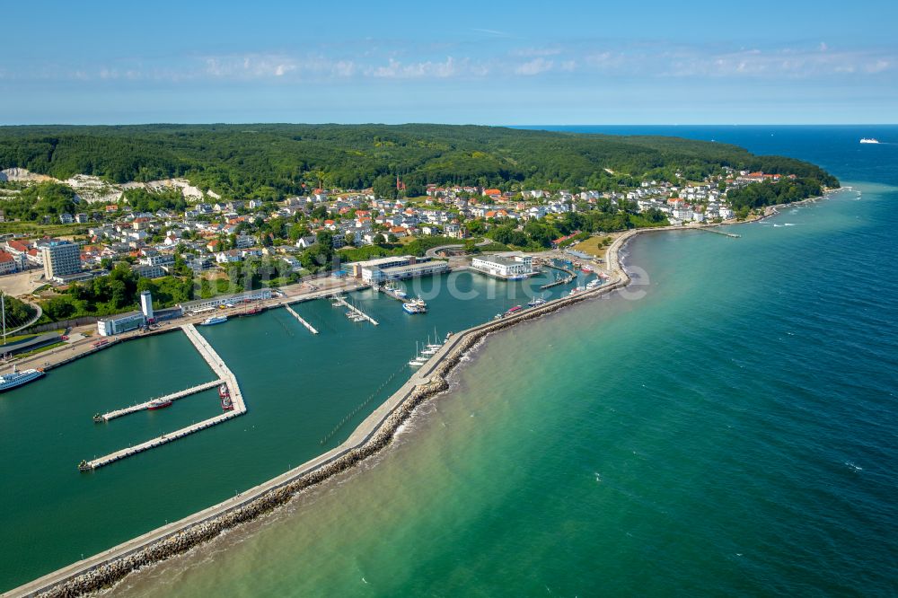 Sassnitz aus der Vogelperspektive: Hafenanlagen an der Meeres- Küste der Ostsee in Sassnitz im Bundesland Mecklenburg-Vorpommern