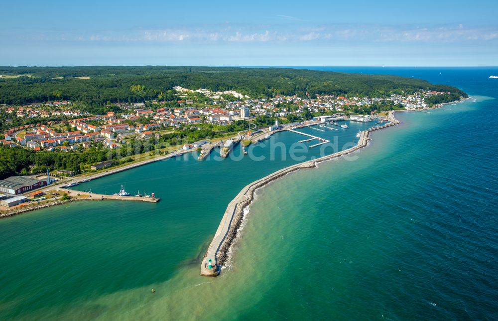 Sassnitz von oben - Hafenanlagen an der Meeres- Küste der Ostsee in Sassnitz im Bundesland Mecklenburg-Vorpommern