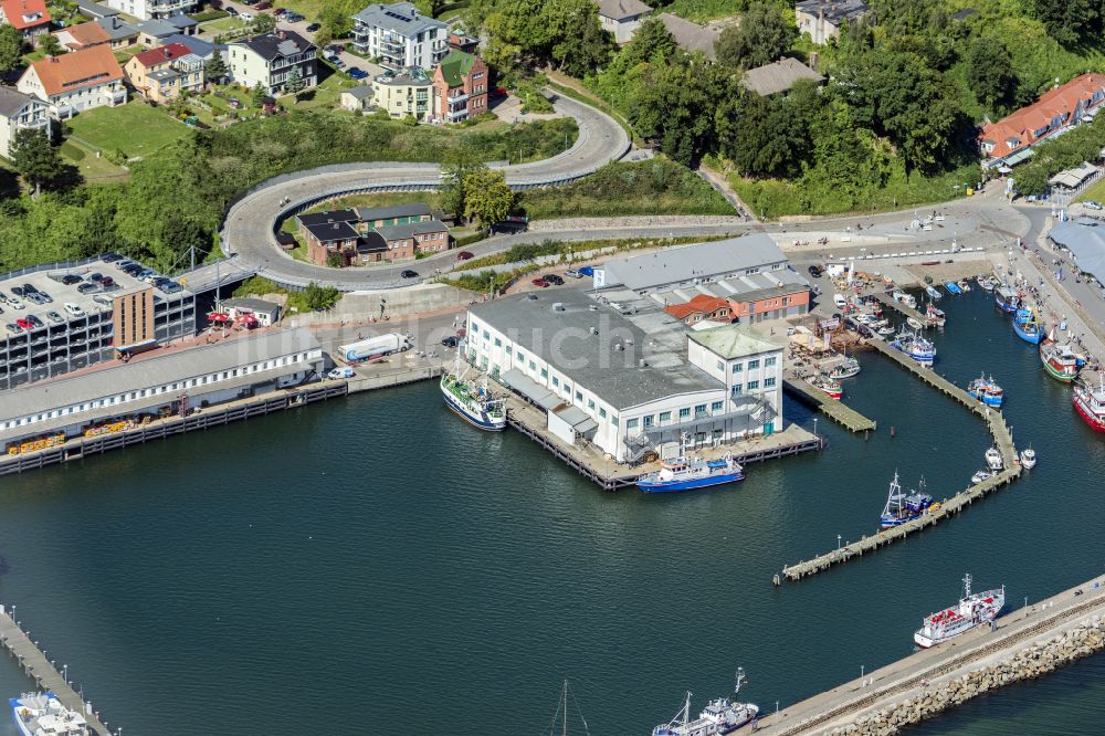 Sassnitz aus der Vogelperspektive: Hafenanlagen an der Meeres- Küste der Ostsee in Sassnitz im Bundesland Mecklenburg-Vorpommern