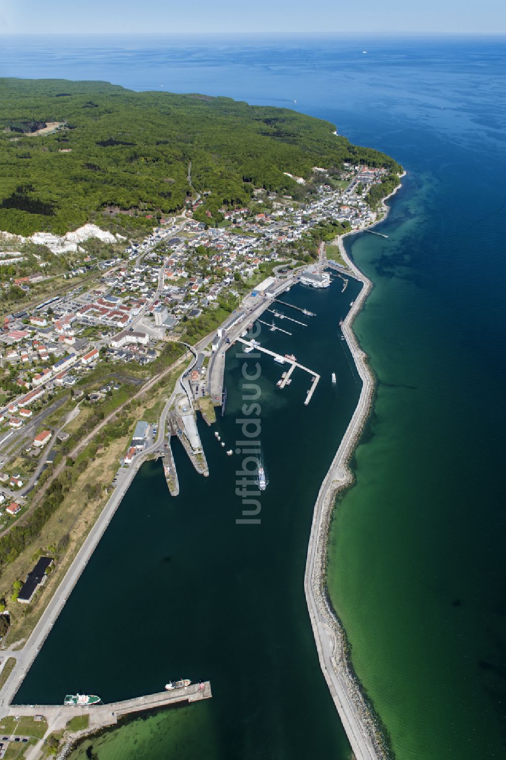 Luftbild Sassnitz - Hafenanlagen an der Meeres- Küste der Ostsee in Sassnitz im Bundesland Mecklenburg-Vorpommern