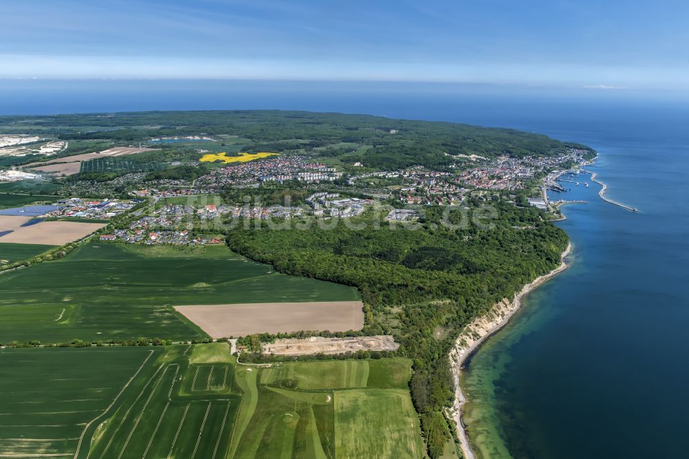 Sassnitz von oben - Hafenanlagen an der Meeres- Küste der Ostsee in Sassnitz im Bundesland Mecklenburg-Vorpommern