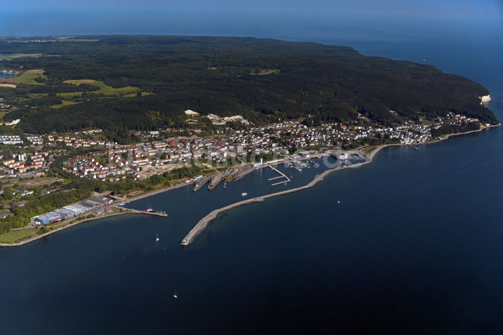 Sassnitz aus der Vogelperspektive: Hafenanlagen an der Meeres- Küste der Ostsee in Sassnitz im Bundesland Mecklenburg-Vorpommern