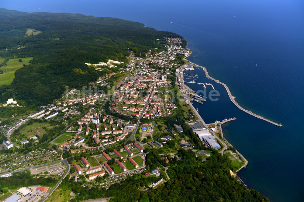 Luftbild Sassnitz - Hafenanlagen an der Meeres- Küste der Ostsee in Sassnitz im Bundesland Mecklenburg-Vorpommern