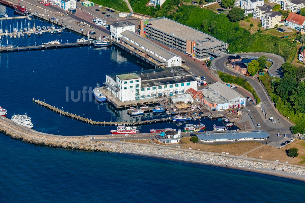 Sassnitz aus der Vogelperspektive: Hafenanlagen an der Meeres- Küste der Ostsee in Sassnitz im Bundesland Mecklenburg-Vorpommern