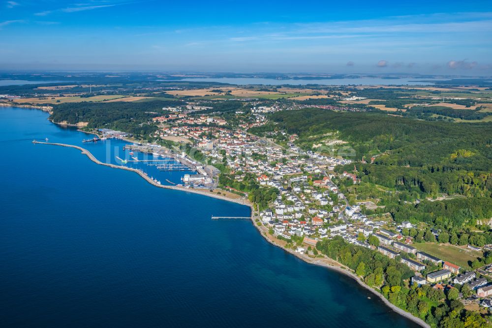 Sassnitz aus der Vogelperspektive: Hafenanlagen an der Meeres- Küste der Ostsee in Sassnitz im Bundesland Mecklenburg-Vorpommern