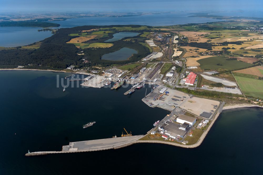 Sassnitz von oben - Hafenanlagen an der Meeres- Küste der Ostsee in Sassnitz im Bundesland Mecklenburg-Vorpommern, Deutschland