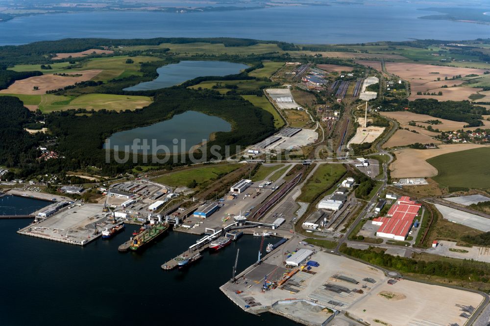 Sassnitz von oben - Hafenanlagen an der Meeres- Küste der Ostsee in Sassnitz im Bundesland Mecklenburg-Vorpommern, Deutschland