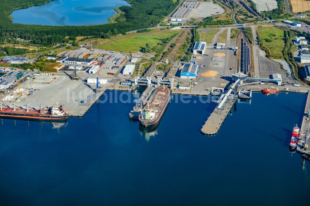 Sassnitz aus der Vogelperspektive: Hafenanlagen an der Meeres- Küste der Ostsee in Sassnitz im Bundesland Mecklenburg-Vorpommern, Deutschland