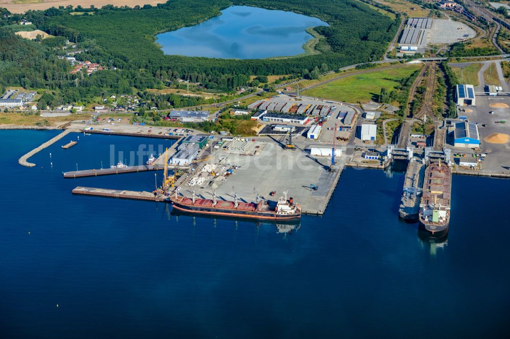 Luftbild Sassnitz - Hafenanlagen an der Meeres- Küste der Ostsee in Sassnitz im Bundesland Mecklenburg-Vorpommern, Deutschland