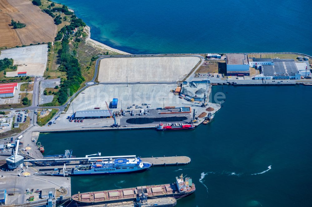 Luftbild Sassnitz - Hafenanlagen an der Meeres- Küste der Ostsee in Sassnitz im Bundesland Mecklenburg-Vorpommern, Deutschland