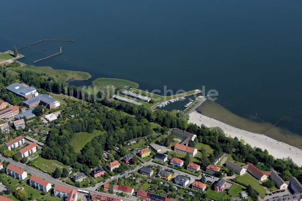 Luftaufnahme Stralsund - Hafenanlagen an der Meeres- Küste der Ostsee in Stralsund im Bundesland Mecklenburg-Vorpommern