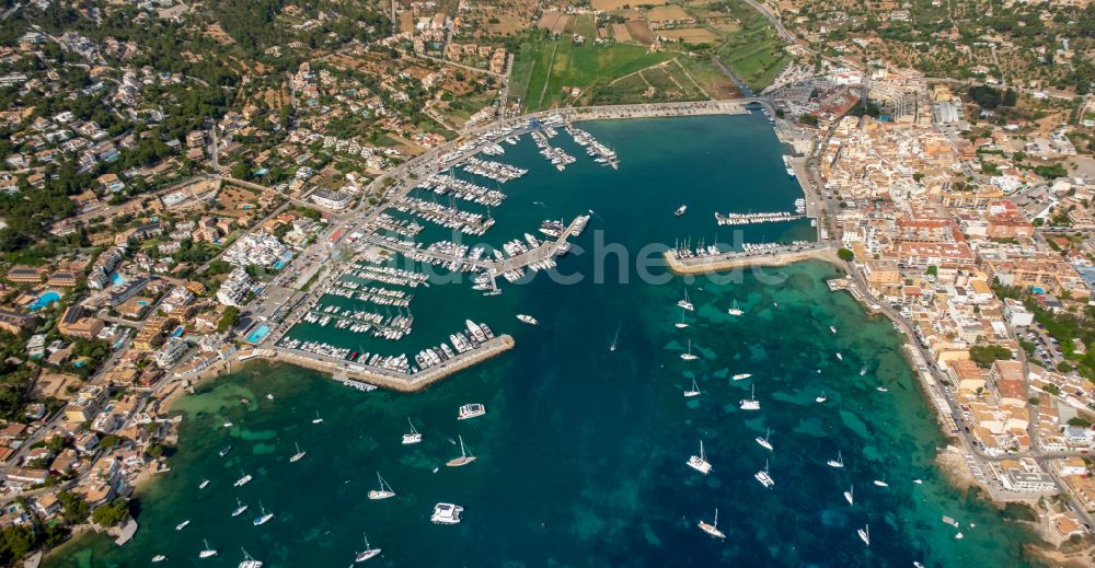 Port d'Andratx aus der Vogelperspektive: Hafenanlagen an der Meeres- Küste der in Port d'Andratx in Balearische Inseln, Spanien