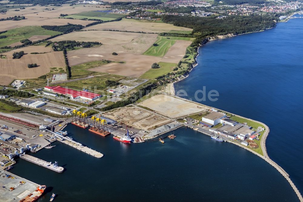 Sassnitz von oben - Hafenanlagen an der Meeres- Küste von Rügen im Ortsteil Hagen in Sassnitz im Bundesland Mecklenburg-Vorpommern