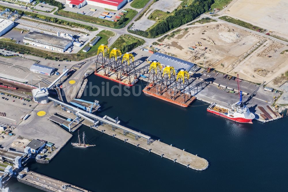 Sassnitz aus der Vogelperspektive: Hafenanlagen an der Meeres- Küste von Rügen im Ortsteil Hagen in Sassnitz im Bundesland Mecklenburg-Vorpommern