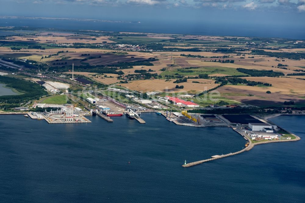 Sassnitz aus der Vogelperspektive: Hafenanlagen an der Meeres- Küste von Rügen in Sassnitz im Bundesland Mecklenburg-Vorpommern