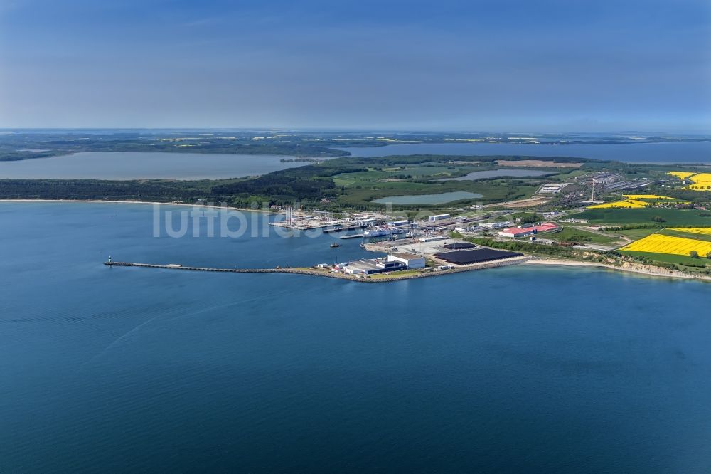 Luftaufnahme Sassnitz - Hafenanlagen an der Meeres- Küste von Rügen in Sassnitz im Bundesland Mecklenburg-Vorpommern