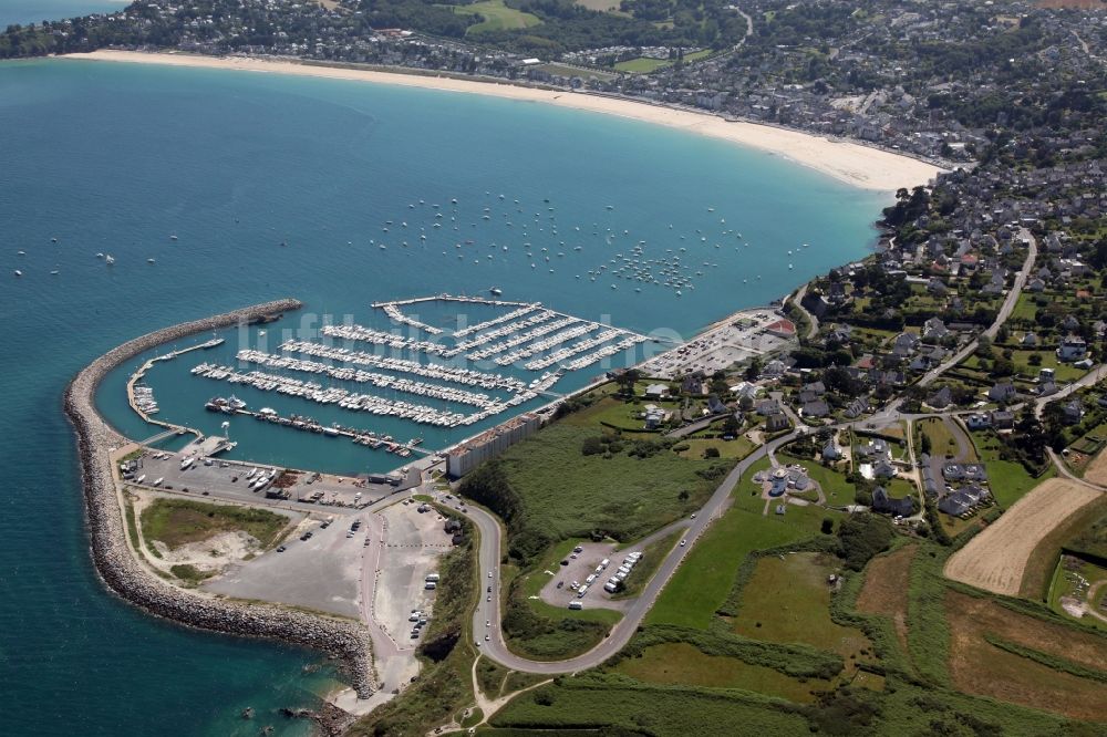 Saint-Cast-le-Guildo von oben - Hafenanlagen an der Meeres- Küste in Saint-Cast-le-Guildo in Bretagne, Frankreich