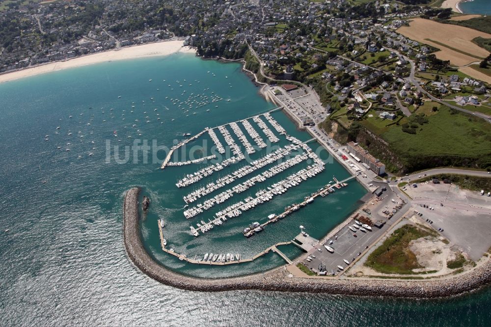 Saint-Cast-le-Guildo aus der Vogelperspektive: Hafenanlagen an der Meeres- Küste in Saint-Cast-le-Guildo in Bretagne, Frankreich