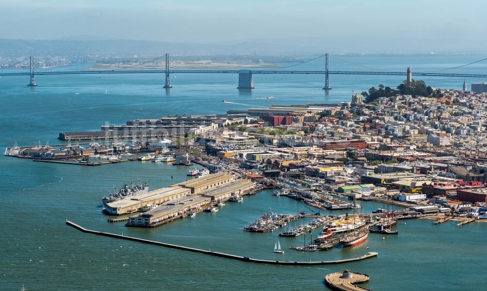 San Francisco aus der Vogelperspektive: Hafenanlagen an der Meeres- Küste der Westküste in San Francisco in Kalifornien, USA