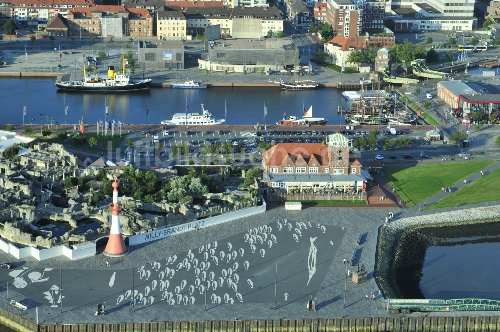 Bremerhaven von oben - Hafenanlagen und Meeresfische Markierungen auf dem Willy Brandt Platz in Bremerhaven im Bundesland Bremen