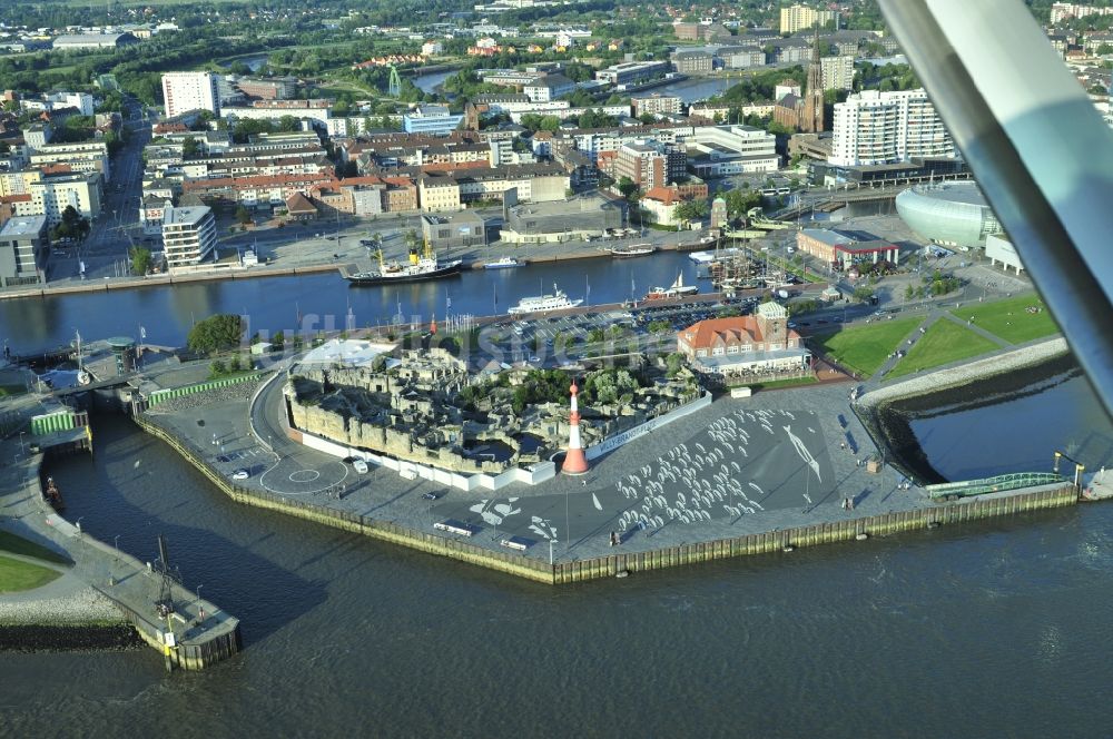 Bremerhaven aus der Vogelperspektive: Hafenanlagen und Meeresfische Markierungen auf dem Willy Brandt Platz in Bremerhaven im Bundesland Bremen