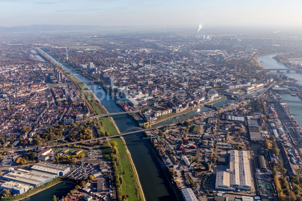 Mannheim von oben - Hafenanlagen des Mühlauhafen am Ufer des Flußverlaufes von Neckar und Rhein vor dem Ortsteil Jungbusch in Mannheim im Bundesland Baden-Württemberg, Deutschland