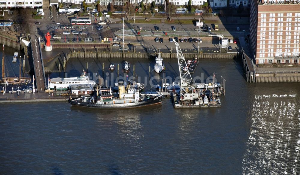 Hamburg aus der Vogelperspektive: Hafenanlagen Museumshafen Oevelgönne e.V. am Ufer des Flußverlaufes der der Elbe im Ortsteil Altonaer Fischmarkt in Hamburg