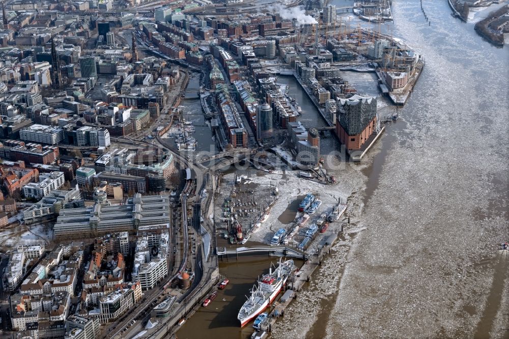 Luftaufnahme Hamburg - Hafenanlagen des Niederhafen mit dem Feuerschiff und Ausflugsbooten am Ufer des Flußverlaufes der Elbe in Hamburg, Deutschland