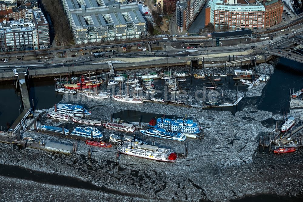 Luftbild Hamburg - Hafenanlagen des Niederhafen mit dem Feuerschiff und Ausflugsbooten am Ufer des Flußverlaufes der Elbe in Hamburg, Deutschland