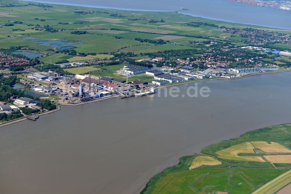 Luftbild Nordenham - Hafenanlagen der Nordenhamer Zinkhütte GmbH am Ufer des Flußverlaufes der Weser in Nordenham im Bundesland Niedersachsen