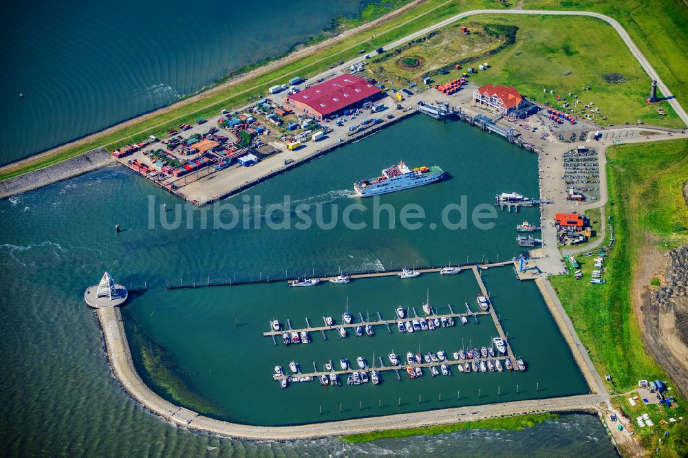 Juist aus der Vogelperspektive: Hafenanlagen der Nordseeinsel Juist mit der Fähre Frisia VI im Bundesland Niedersachsen