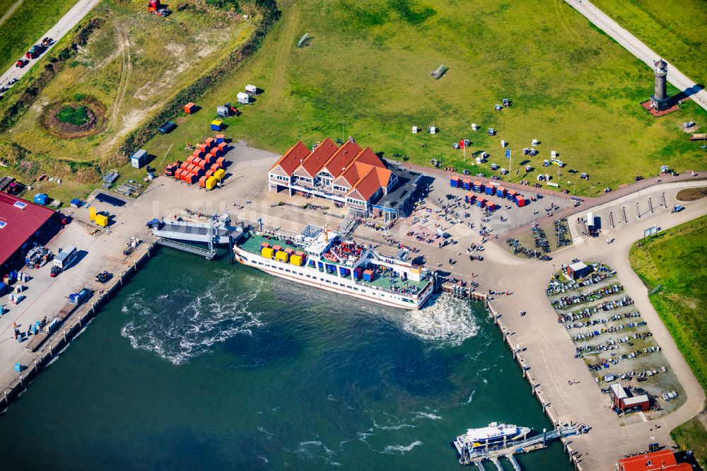 Luftbild Juist - Hafenanlagen der Nordseeinsel Juist mit der Fähre Frisia VI im Bundesland Niedersachsen