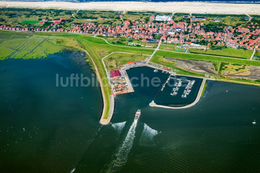 Luftaufnahme Juist - Hafenanlagen der Nordseeinsel Juist mit der Fähre Frisia VI im Bundesland Niedersachsen