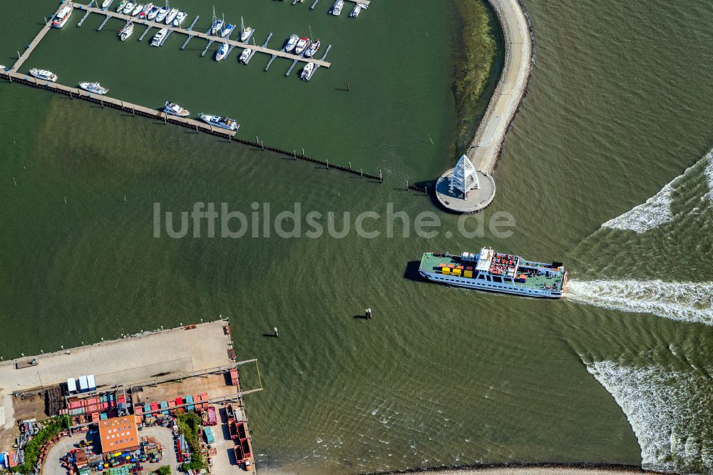 Juist von oben - Hafenanlagen der Nordseeinsel Juist mit der Fähre Frisia VI im Bundesland Niedersachsen