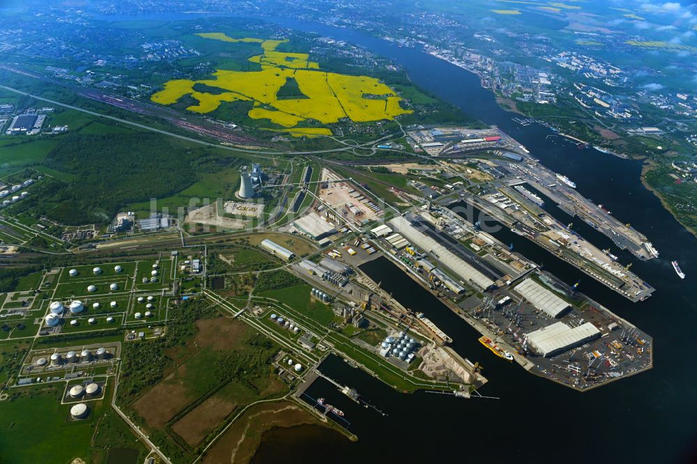 Rostock von oben - Hafenanlagen des Seehafen in Rostock im Bundesland Mecklenburg-Vorpommern, Deutschland