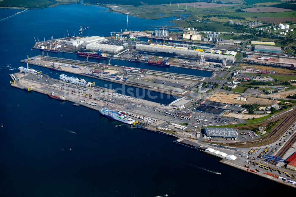 Rostock von oben - Hafenanlagen des Seehafen in Rostock im Bundesland Mecklenburg-Vorpommern, Deutschland