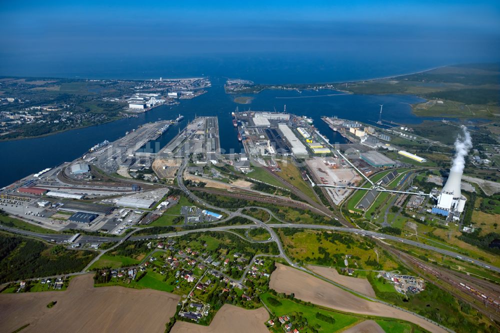 Rostock aus der Vogelperspektive: Hafenanlagen des Seehafen in Rostock im Bundesland Mecklenburg-Vorpommern, Deutschland