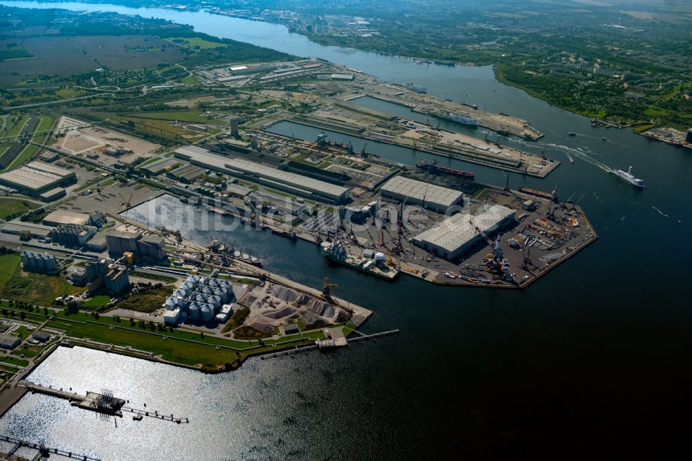 Luftbild Rostock - Hafenanlagen des Seehafen in Rostock im Bundesland Mecklenburg-Vorpommern, Deutschland