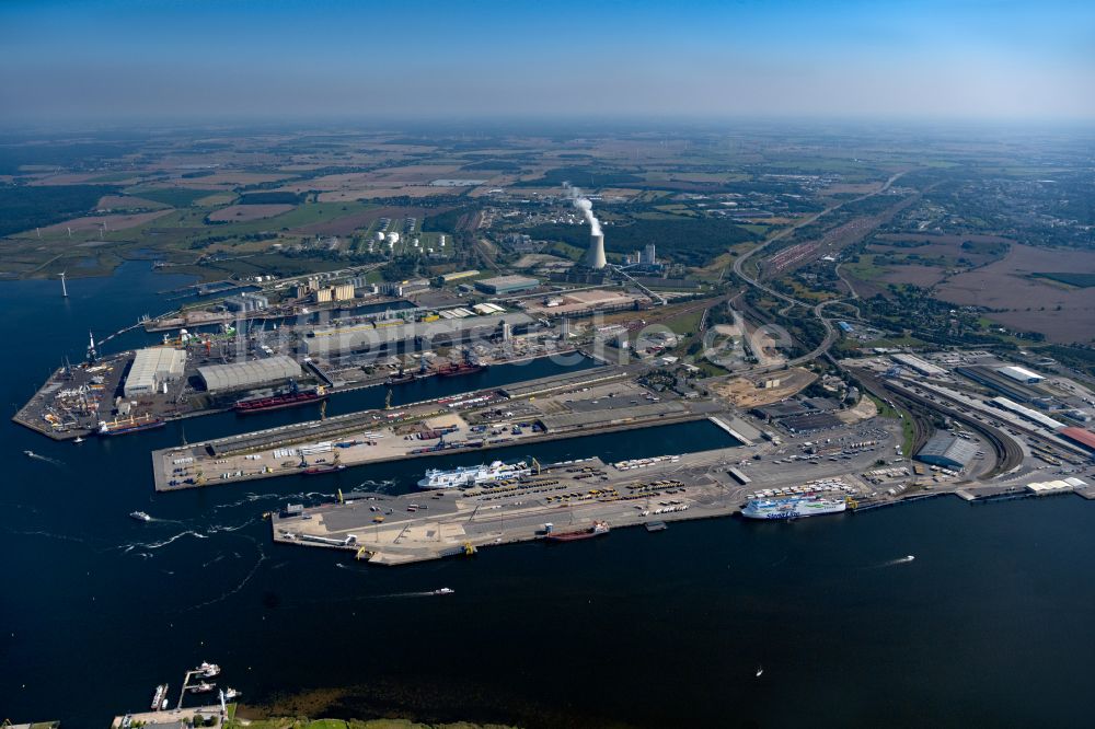 Luftaufnahme Rostock - Hafenanlagen des Seehafen in Rostock im Bundesland Mecklenburg-Vorpommern, Deutschland