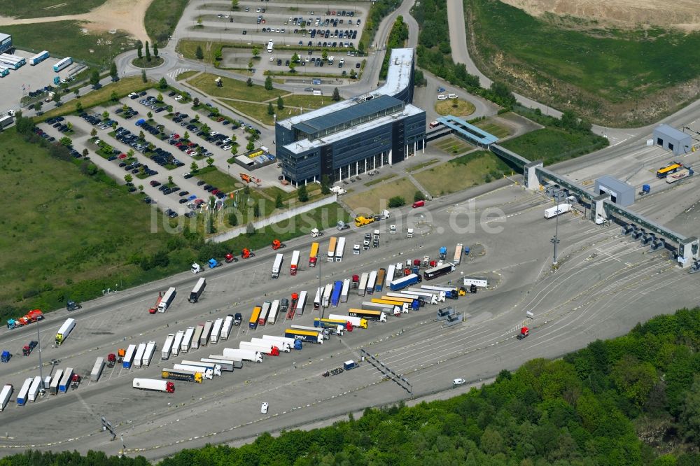 Lübeck aus der Vogelperspektive: Hafenanlagen und Terminal Skandinavienkai der Lübecker Hafen-Gesellschaft mbH im Ortsteil Travemünde in Lübeck im Bundesland Schleswig-Holstein, Deutschland