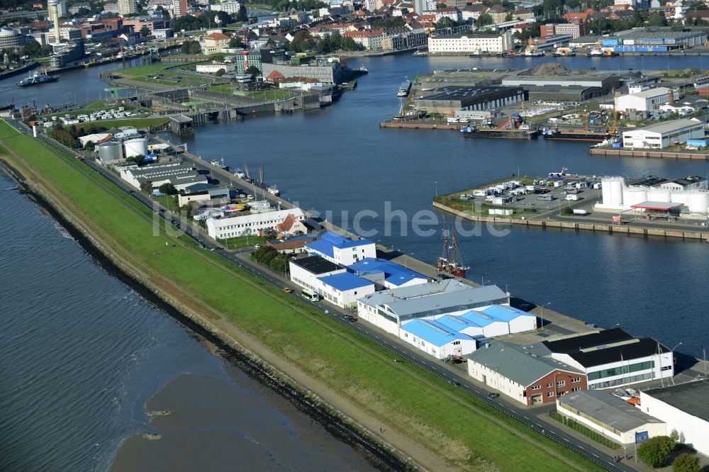 Bremerhaven von oben - Hafenanlagen und Terminals mit Lagerhallen und Speditions und Logistikunternehmen in Bremerhaven im Bundesland Bremen