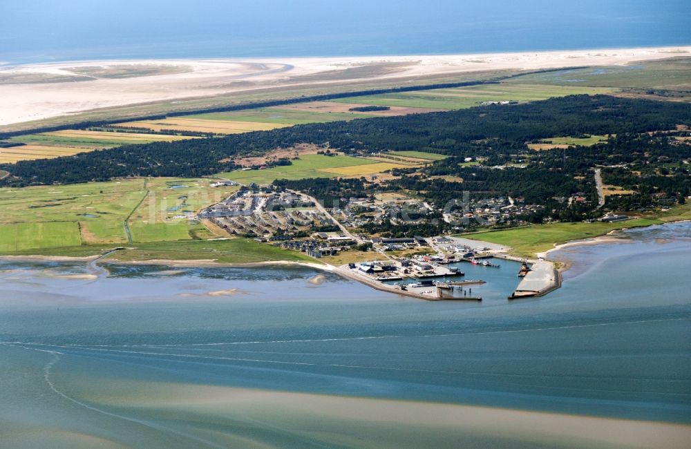 Rømø von oben - Hafenanlagen und Terminals mit Lagerhallen und Speditions und Logistikunternehmen in Havneby auf Rømø in Dänemark