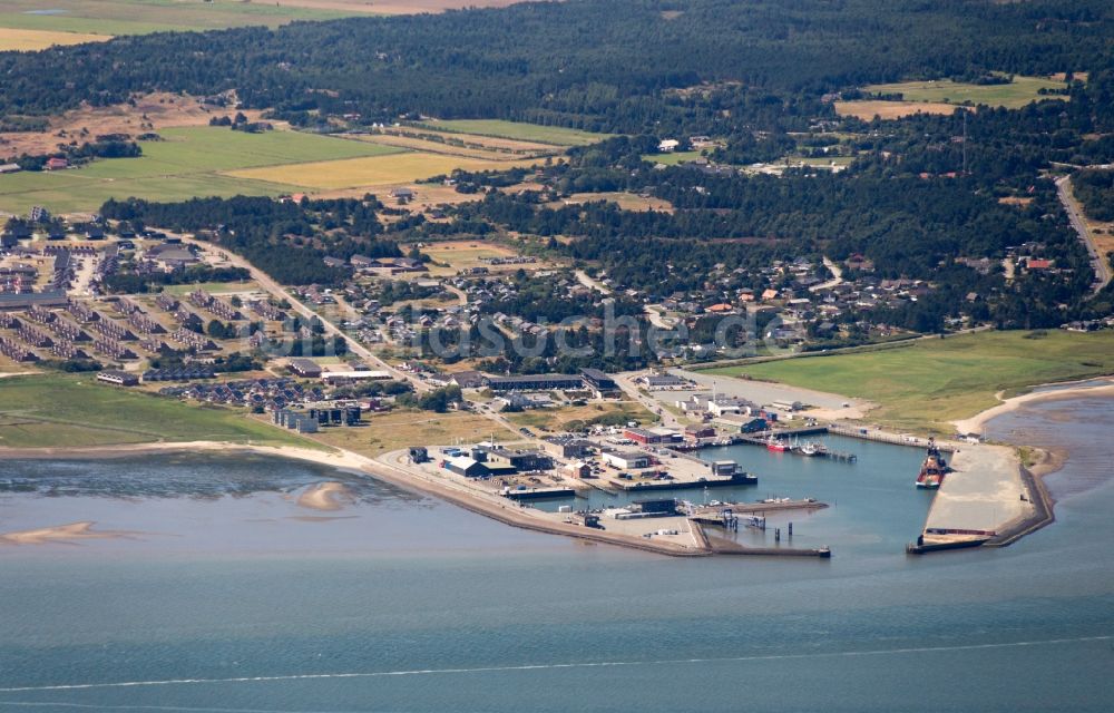 Rømø aus der Vogelperspektive: Hafenanlagen und Terminals mit Lagerhallen und Speditions und Logistikunternehmen in Havneby auf Rømø in Dänemark