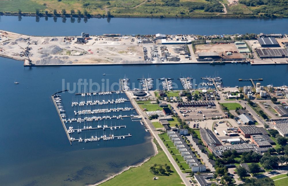 Luftaufnahme Horsens - Hafenanlagen und Terminals mit Lagerhallen und Speditions und Logistikunternehmen in Horsens in Dänemark