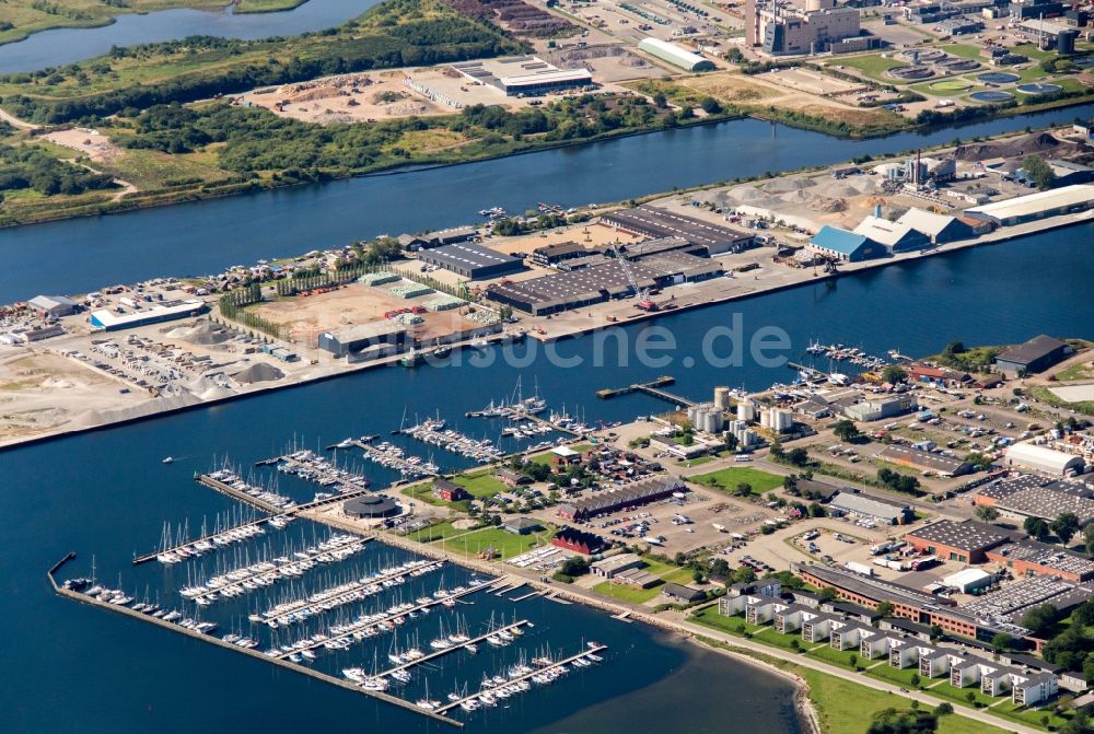 Horsens von oben - Hafenanlagen und Terminals mit Lagerhallen und Speditions und Logistikunternehmen in Horsens in Dänemark