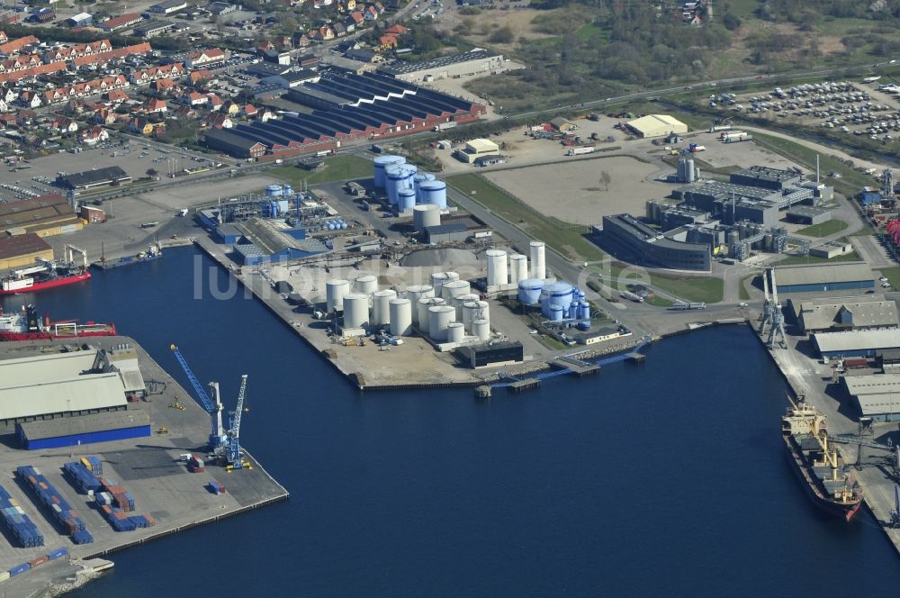 Kalundborg aus der Vogelperspektive: Hafenanlagen und Terminals mit Lagerhallen und Speditions und Logistikunternehmen in Kalundborg in Dänemark