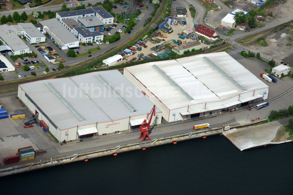 Lübeck von oben - Hafenanlagen und Terminals mit Lagerhallen und Speditions und Logistikunternehmen in Lübeck im Bundesland Schleswig-Holstein