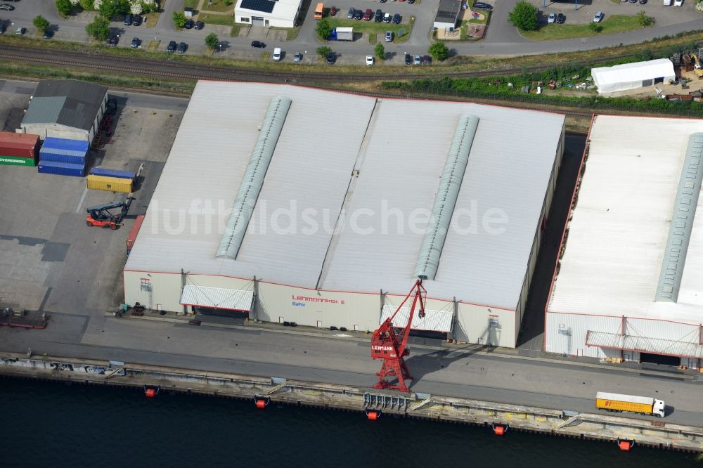 Lübeck aus der Vogelperspektive: Hafenanlagen und Terminals mit Lagerhallen und Speditions und Logistikunternehmen in Lübeck im Bundesland Schleswig-Holstein