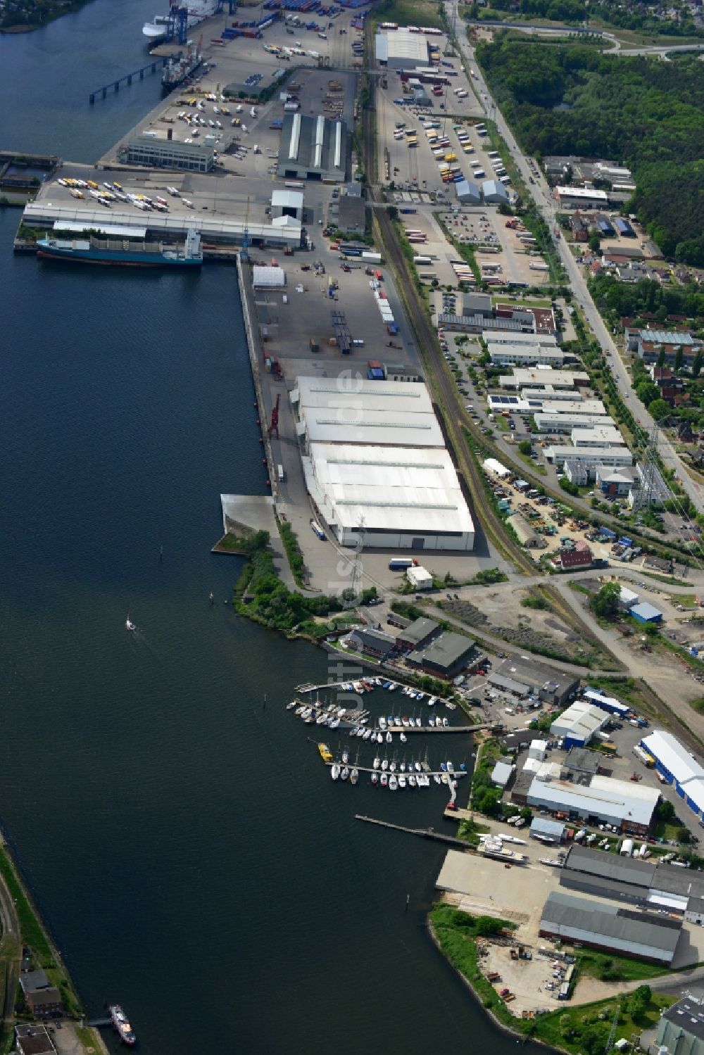 Lübeck von oben - Hafenanlagen und Terminals mit Lagerhallen und Speditions und Logistikunternehmen in Lübeck im Bundesland Schleswig-Holstein